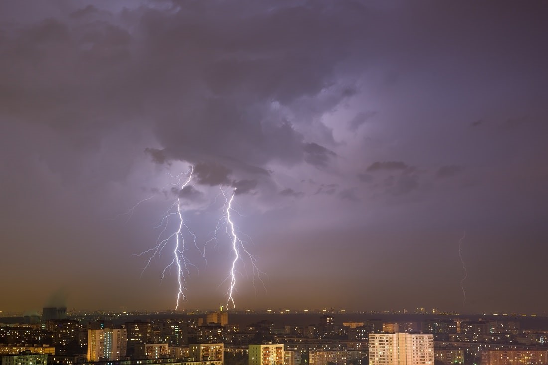 Zwei Blitze über einer Stadt