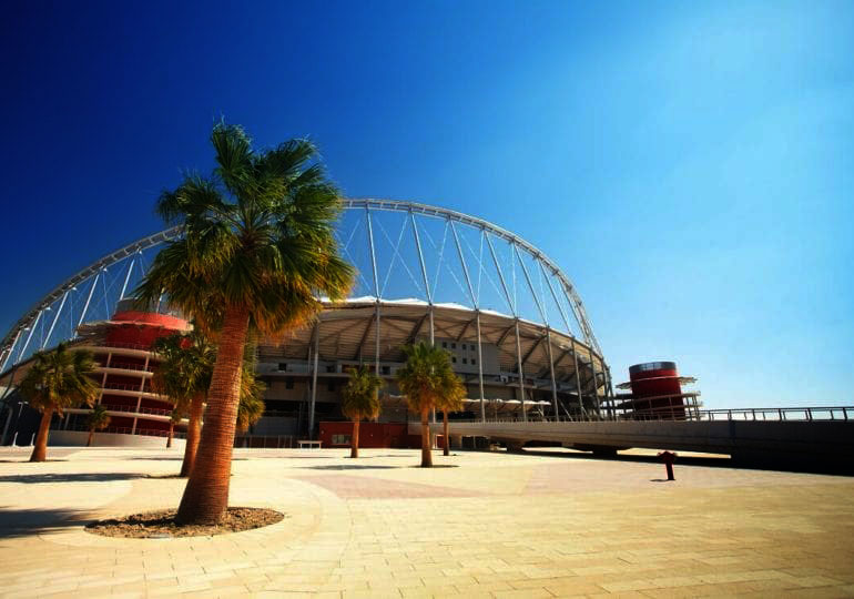 Stadion in Katar mit Palmen auf dem Vorplatz