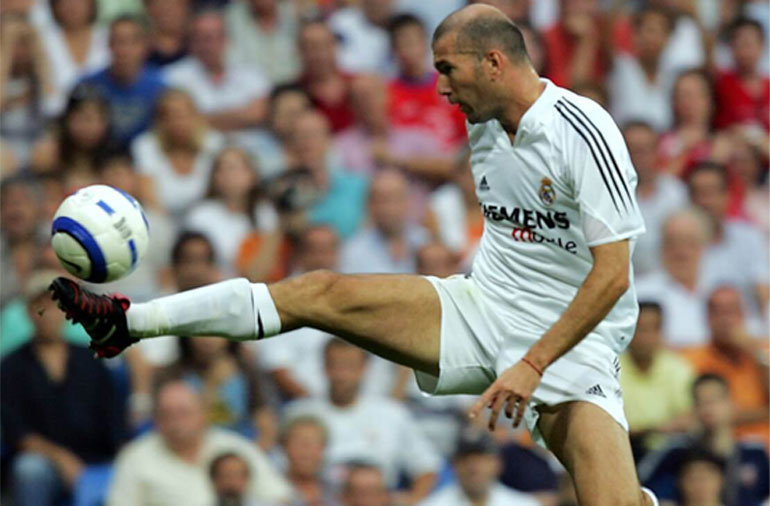 Zidane springt zum Ball
