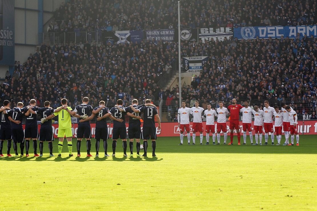 Arminia Bielefeld und RB Leipzig bei einer Schweigeminute