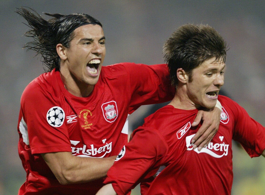 Xavi Alonso und Milan Baros vom FC Liverpool jubeln