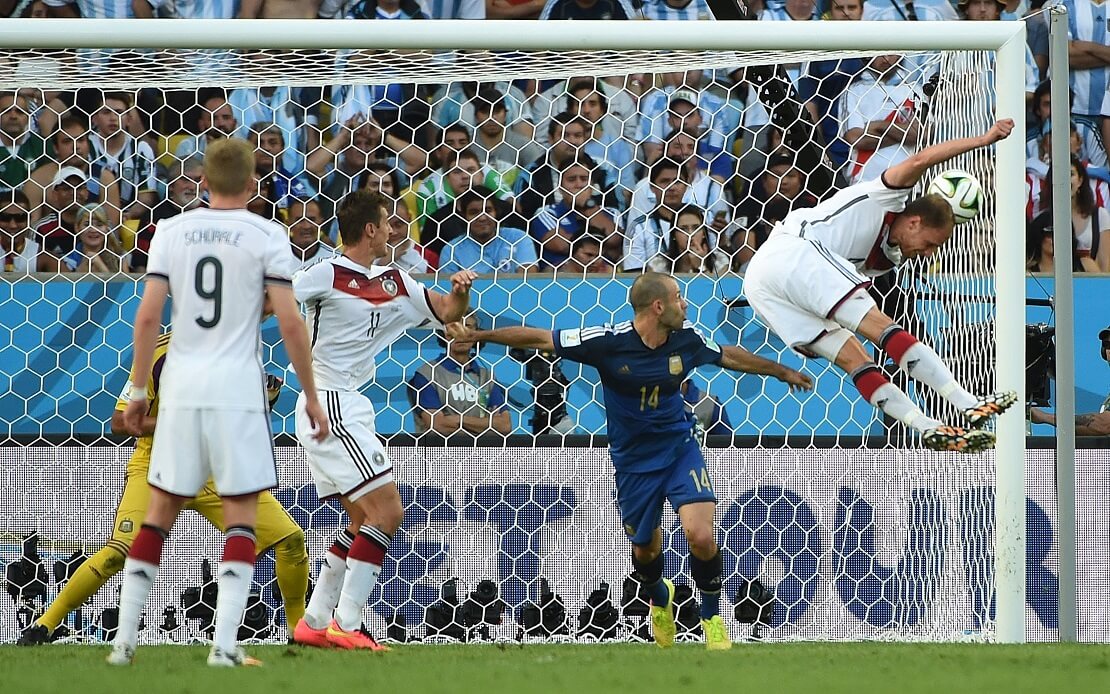 Benedikt Höwedes köüft den Ball im WM-Finale an den Pfosten
