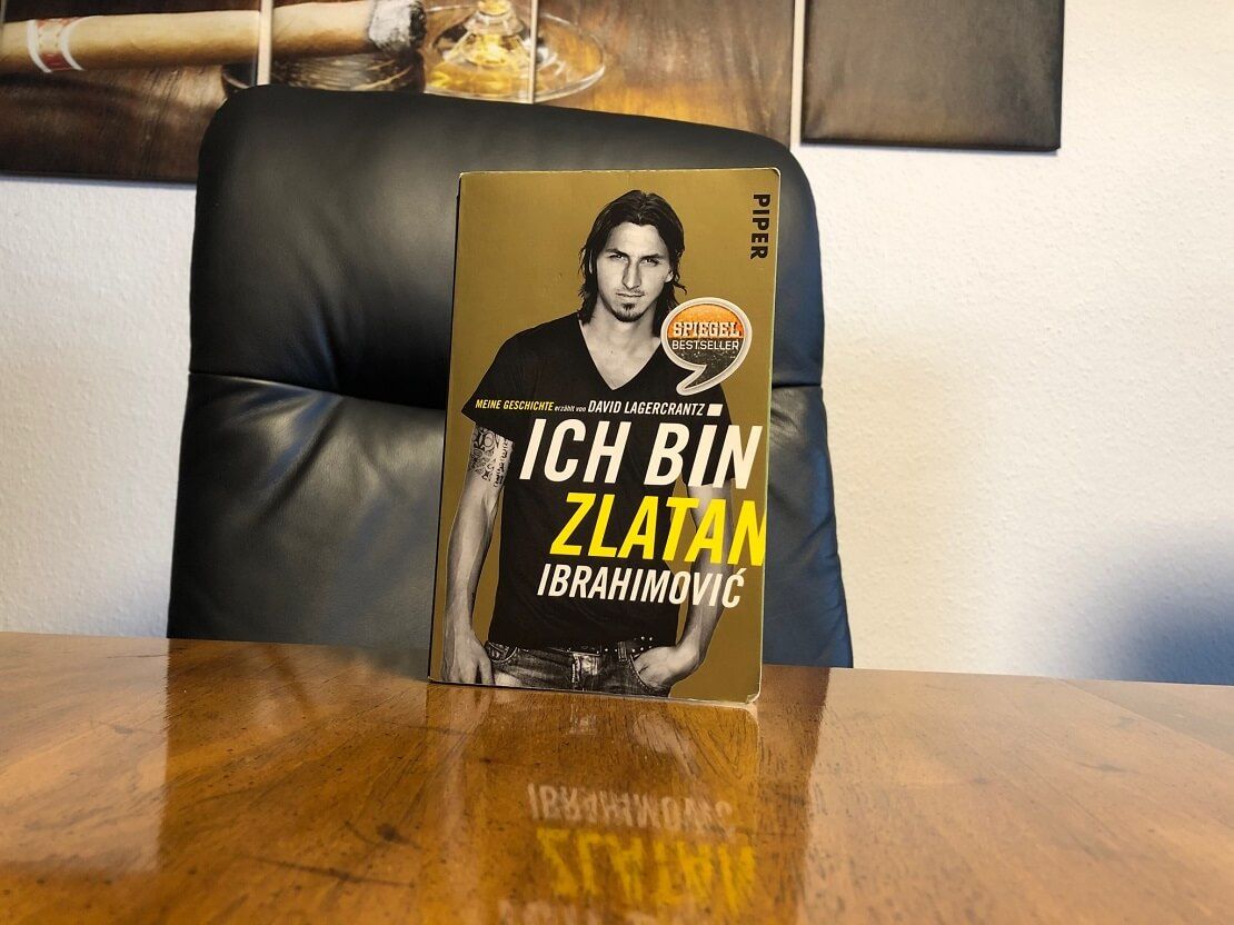 Das Buch "Ich bin Zlatan Ibrahimovic" auf einem Holztisch