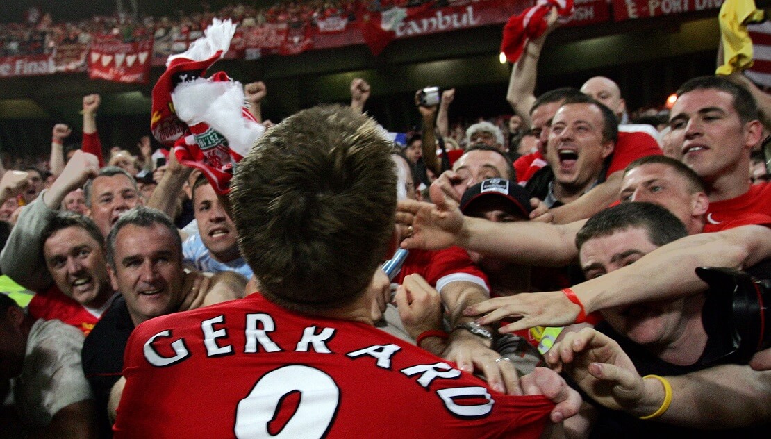 Steven Gerrard jubelt mit Liverpool Fans