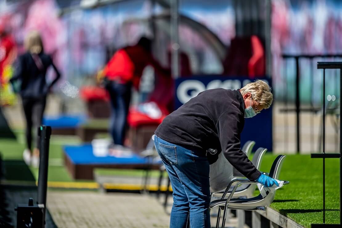 Reinigung von Sitzflächen im Stadion