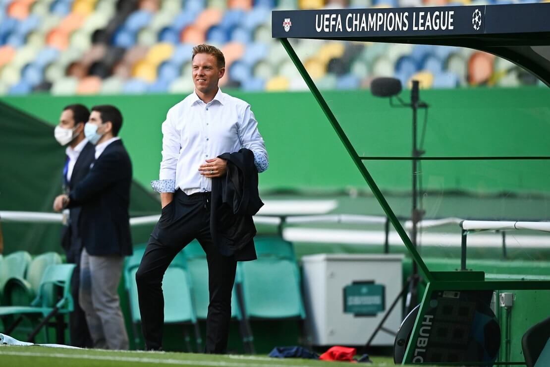 Julian Nagelsmann im Anzug an der Wechselbank