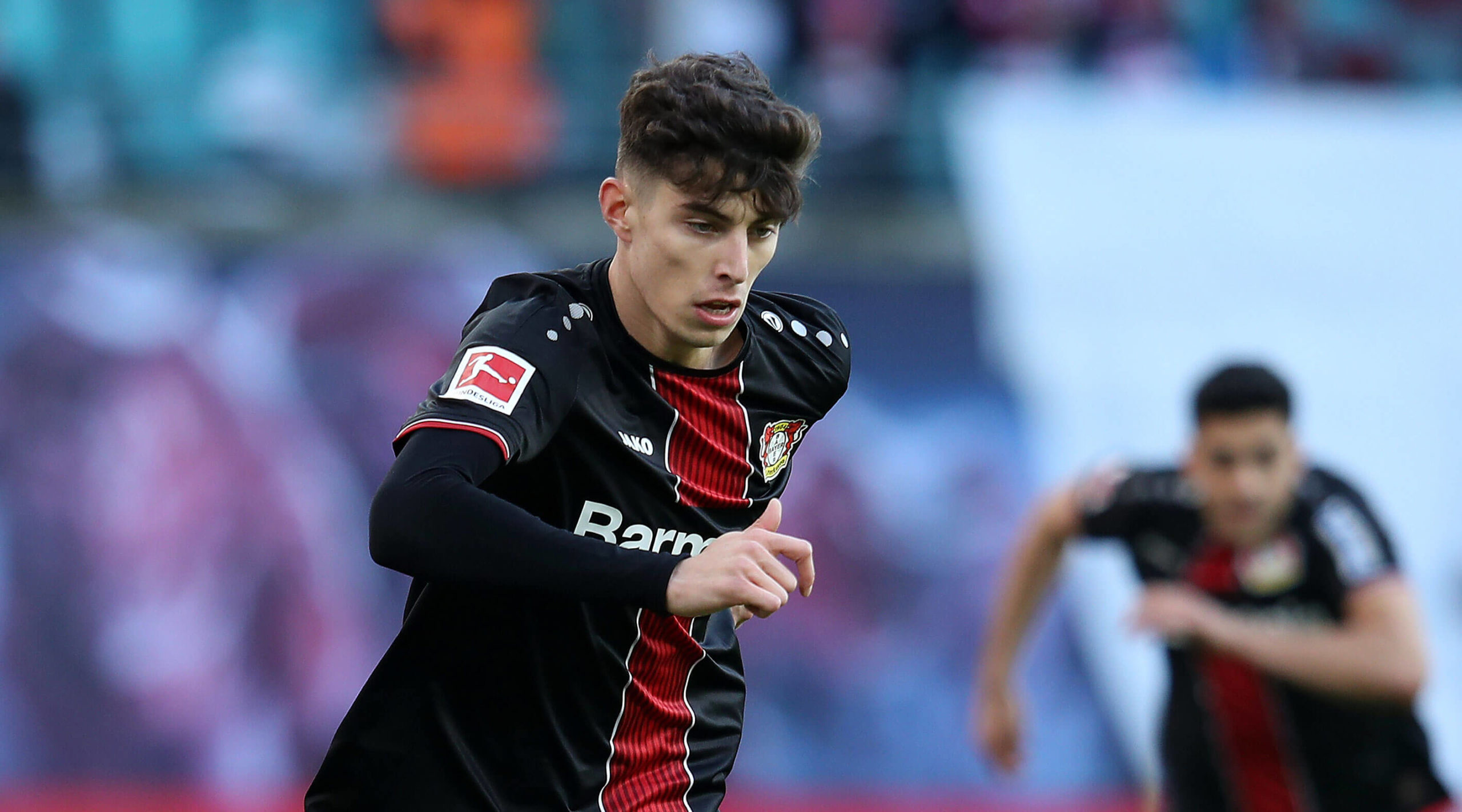 Kai Havertz konzentriert sich auf den Ball und dribbelt