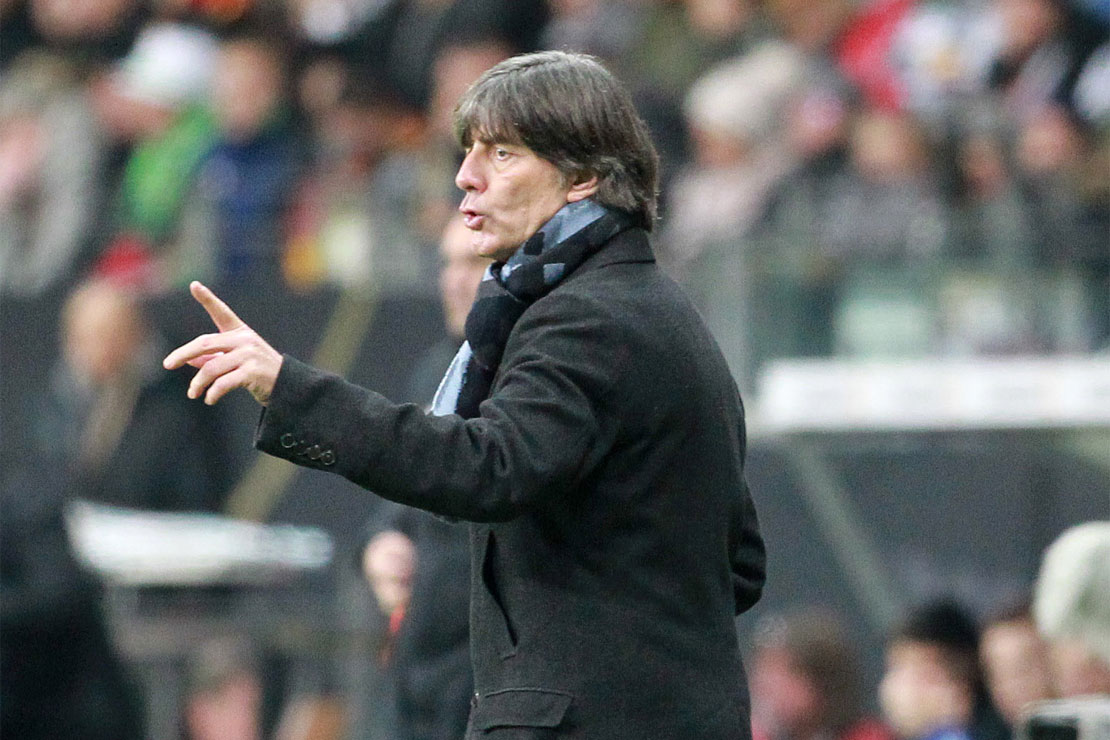 Joachim Löw gestikuliert an der Seitenlinie