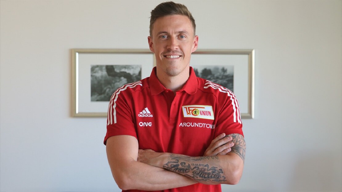 Max Kruse lächelt im Poloshirt von Union Berlin