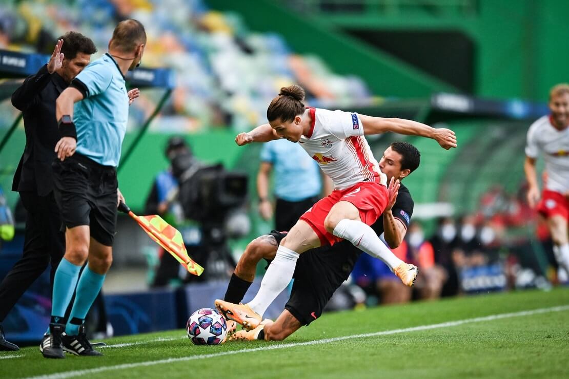 Marcel Sabitzer im Zweikampf mit einem Spieler von Atletico