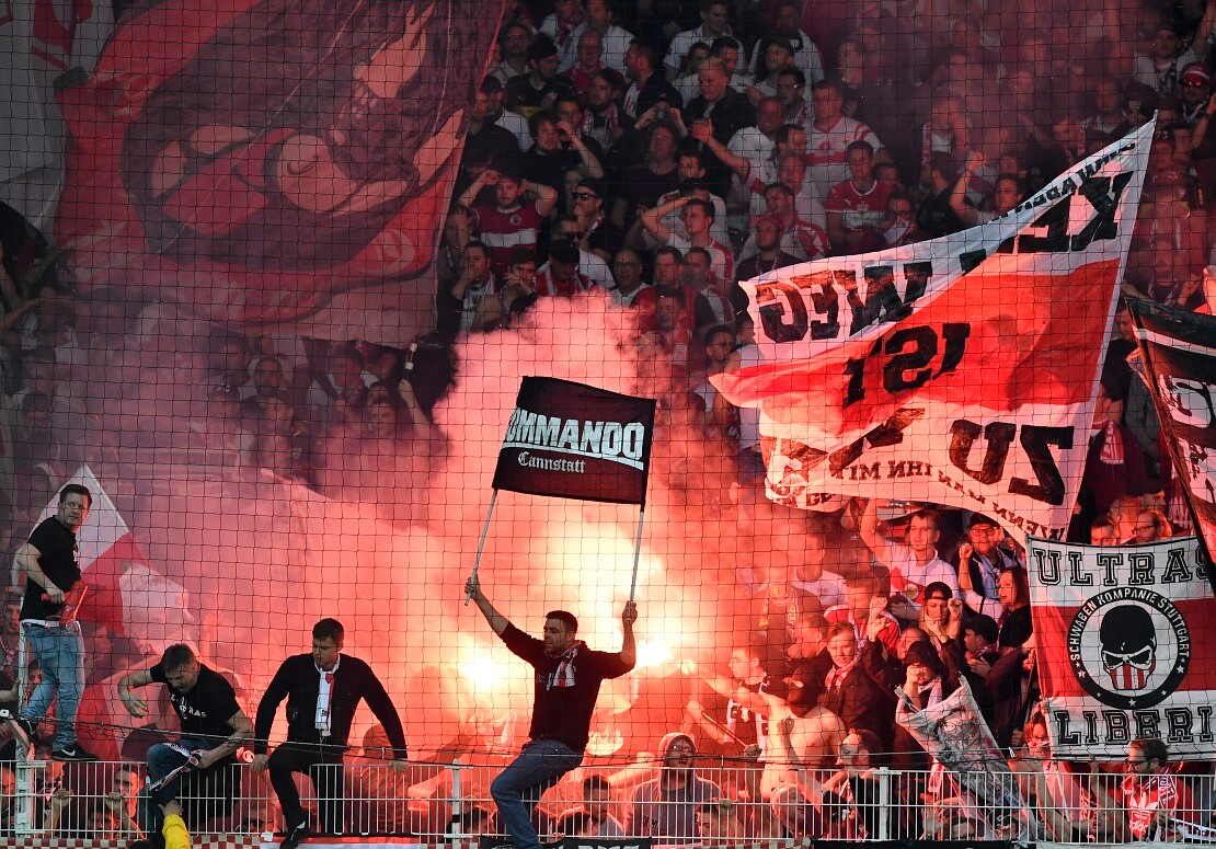 Fankurve des VFB Stuttgart mit Pyro und Fahnen