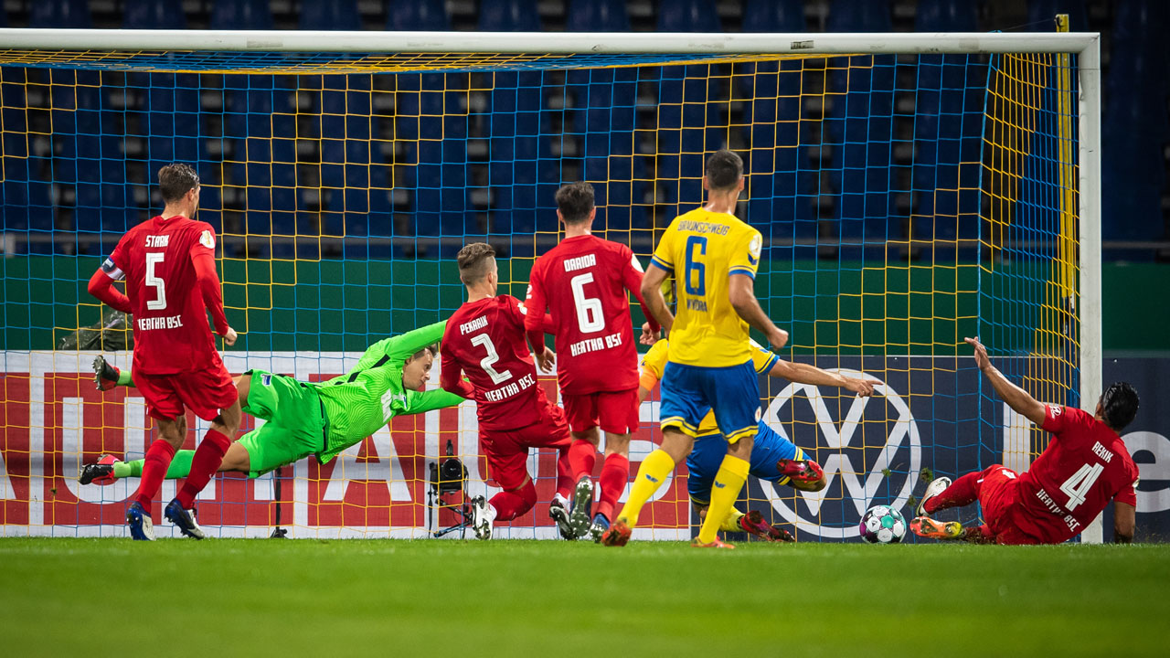 Martin Kobylanski von Braunschweig grätscht den Ball ins Tor von Hertha