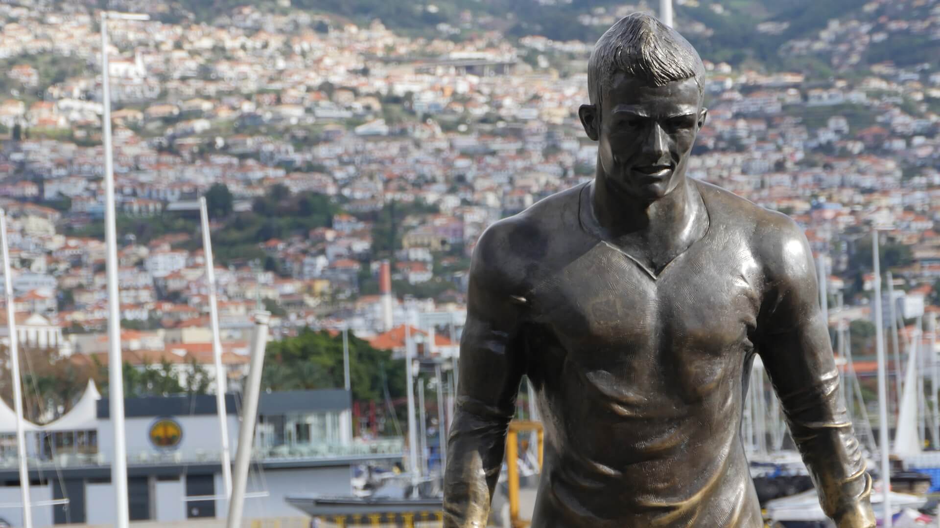 Die Bronzestatue von Cristiano Ronaldo, im Hintergrund Funchal