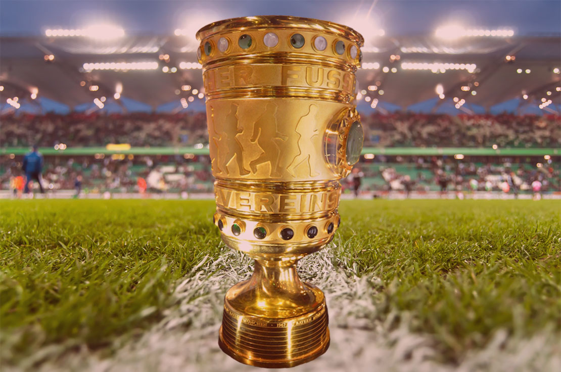 Der DFB Pokal steht auf einem Fußballfeld