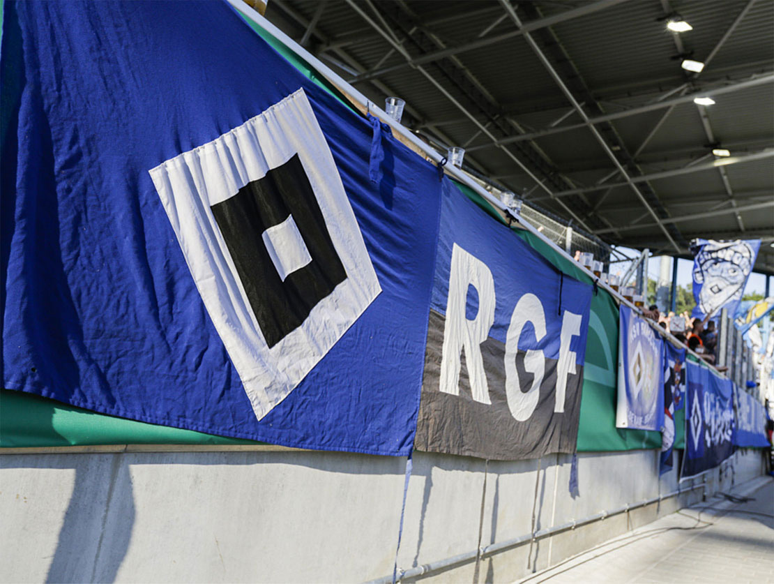 HSV Fahne an einer Stadion Mauer