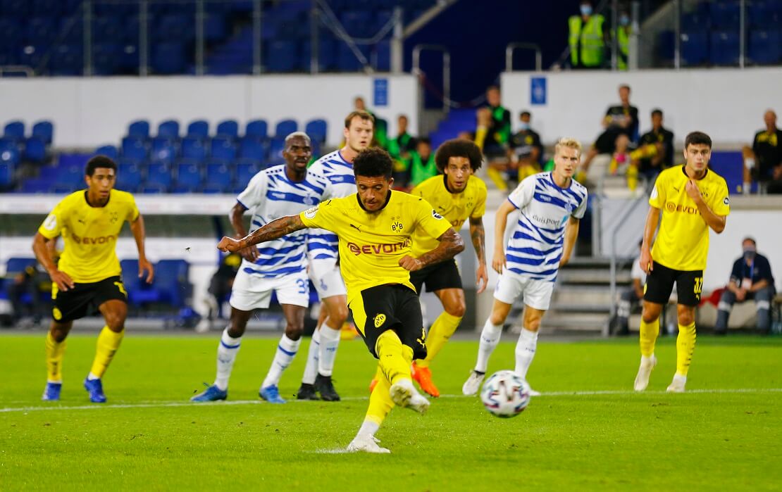 Jadon Sancho schießt einen Elfmeter gegen Duisburg