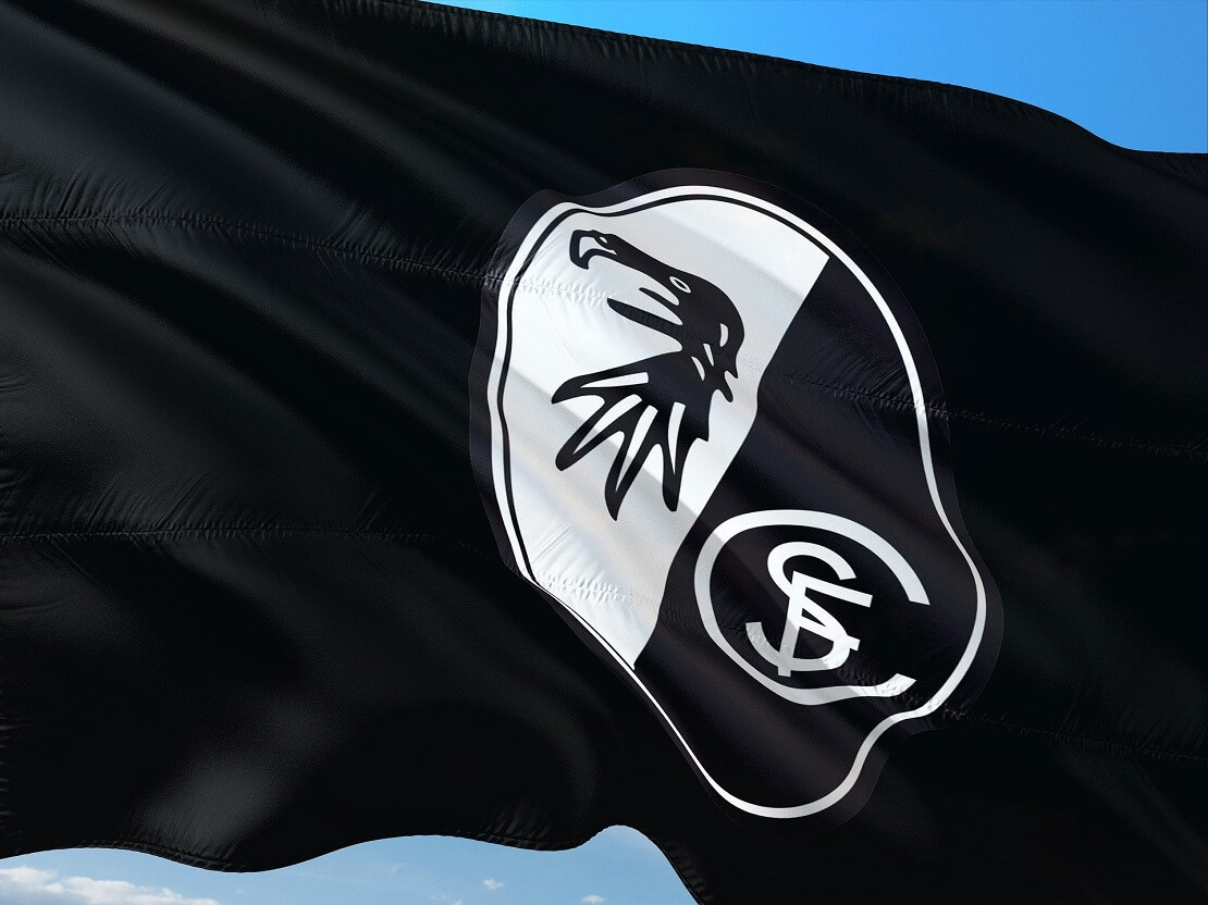 Schwarze Flagge mit Logo des SC Freiburg