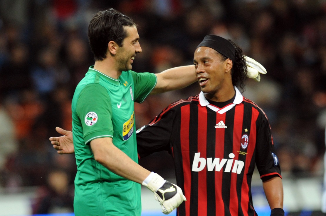 Buffon und Ronaldinho umarmen sich