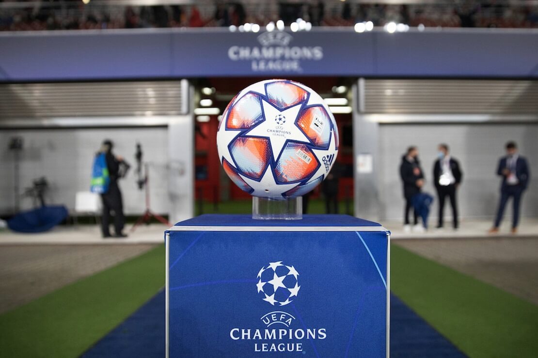 Der offizielle Champions League Ball auf einem Podest