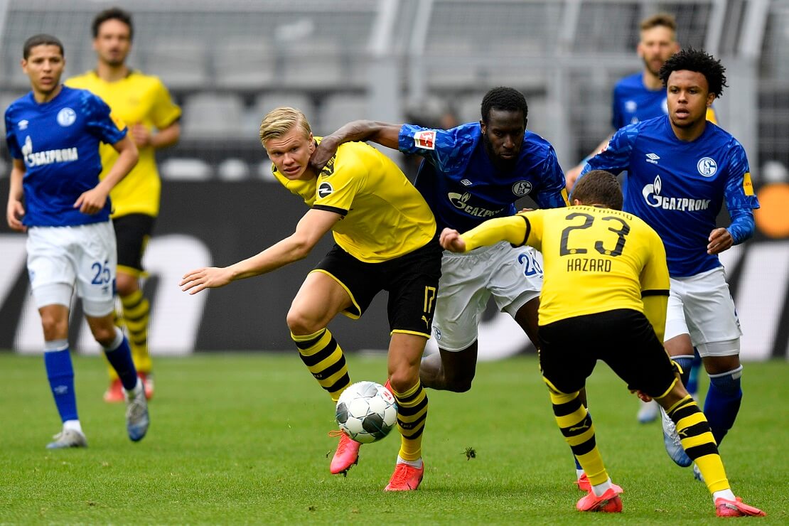 Spieler von Dortmund und Schalke kämpfen um den Ball
