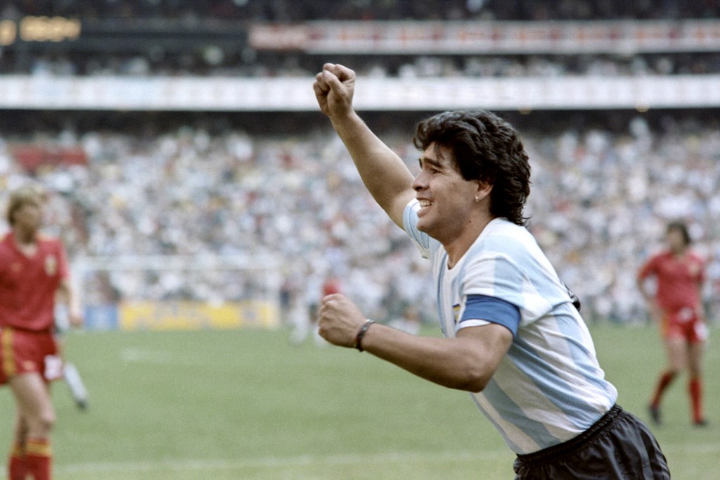 Diego Maradona jubelt im Trikot von Argentinien