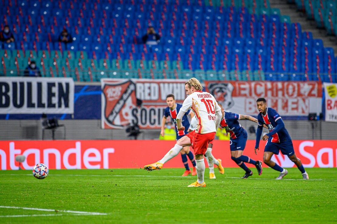 Leipzigs Emil Forsberg schießt einen Elfmeter gegen Paris St. Germain