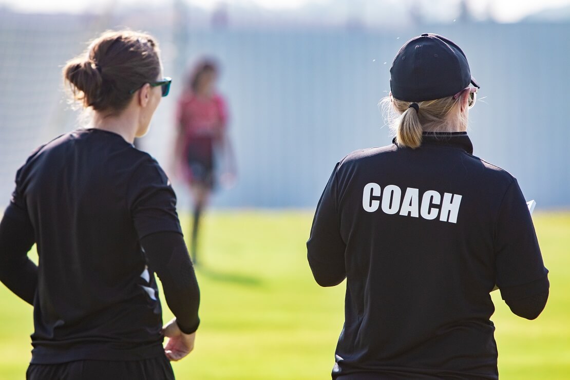 Zwei Fußball-Trainerinnen mit dem Rücken zur Kamera