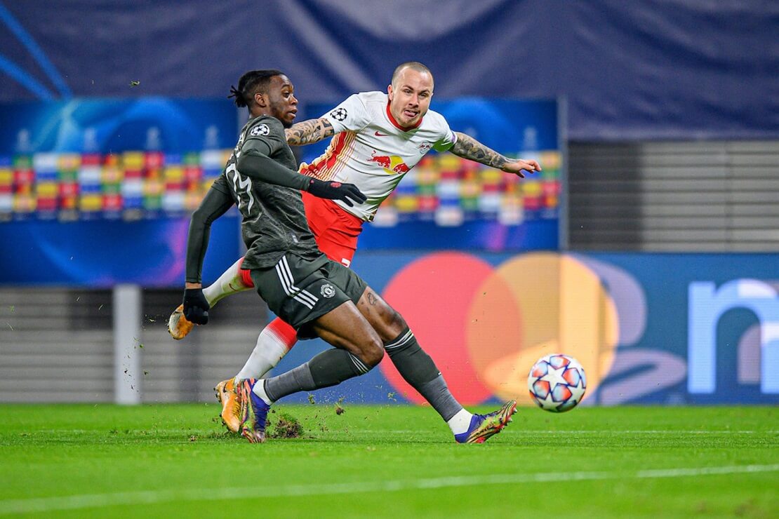 Angelino von RB Leipzig beim Schuss gegen Manchester United