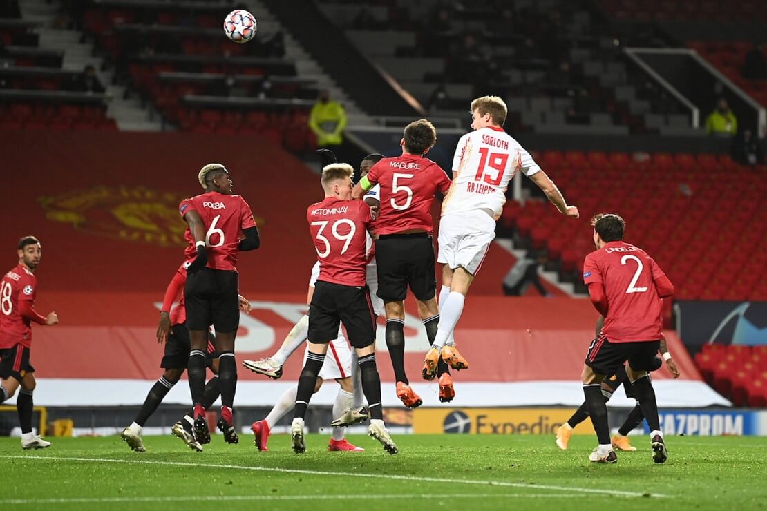 Sörloth von RB Leipzig im Kopfball-Duell mit mehreren Spielern von Manchester United