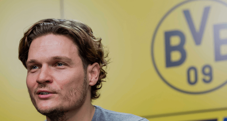 Edin Terzic vor dem Logo von Borussia Dortmund