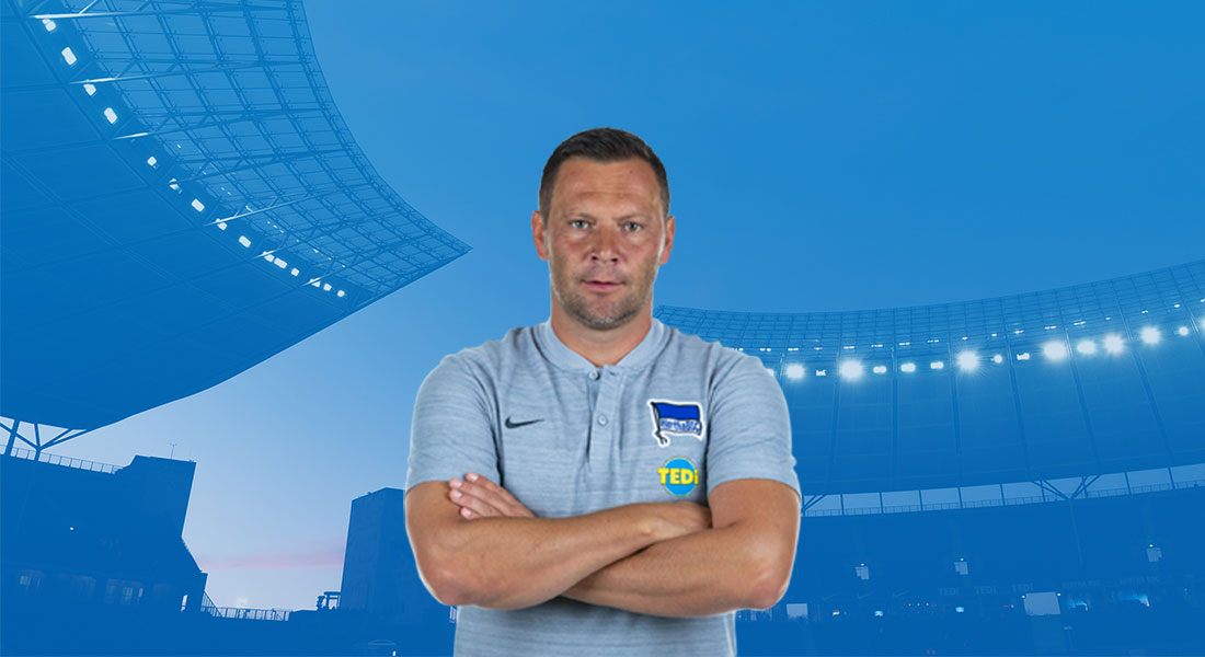 Pal Dardai vor einem Wallpaper des Olympiastadions mit Blaufilter