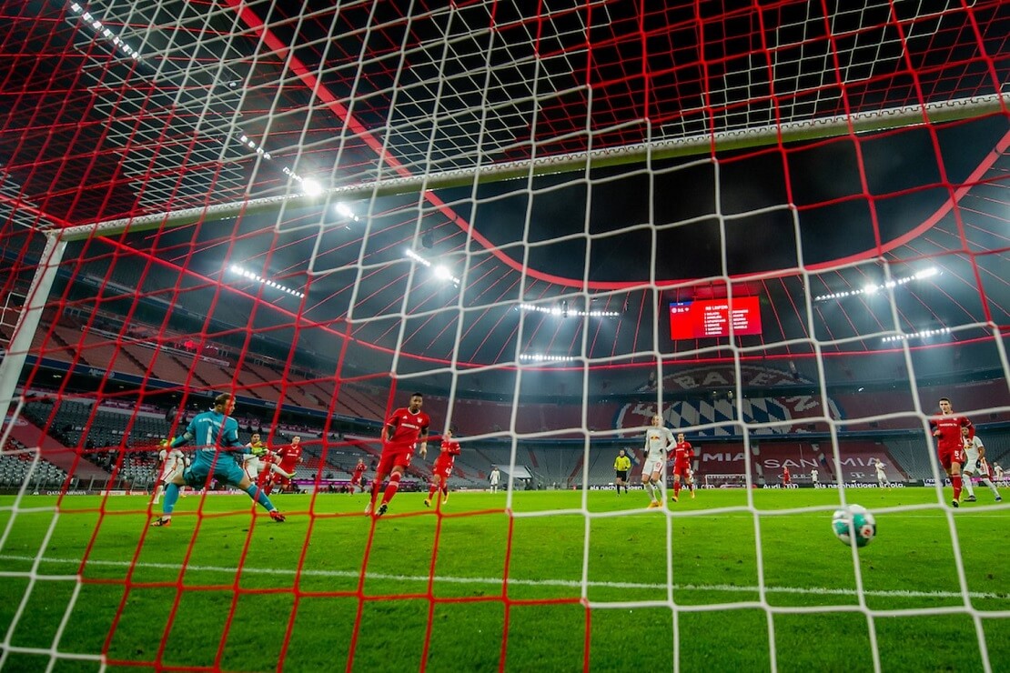 Manuel Neuer guckt hinter sich, der Ball rollt ins Tor
