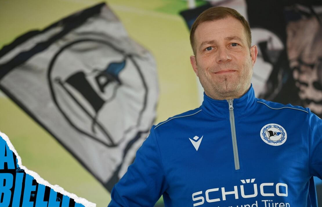 Frank Kramer vor dem Wappen von Arminia Bielefeld