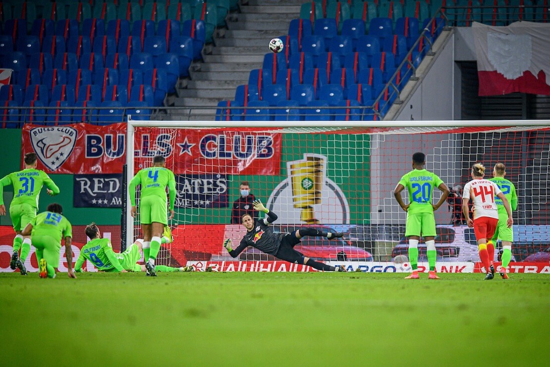 Wout Weghorst ist beim Elfmeter ausgerutscht und schaut dem Ball hinterher, der über das Tor fliegt