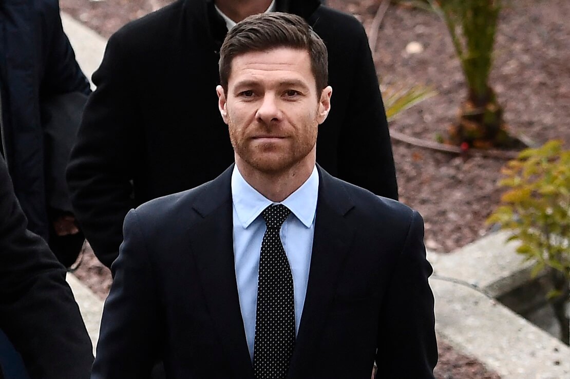 Xabi Alonso mit Anzug und Krawatte