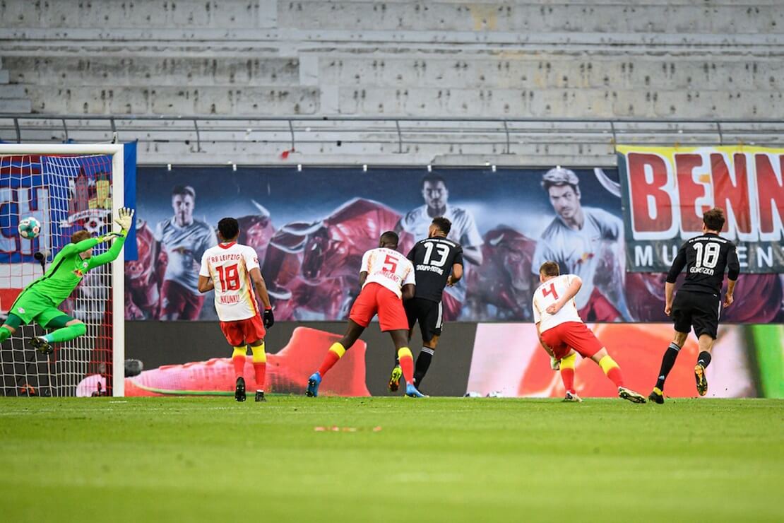 Leon Goretzka schießt ein Tor gegen RB Leipzig