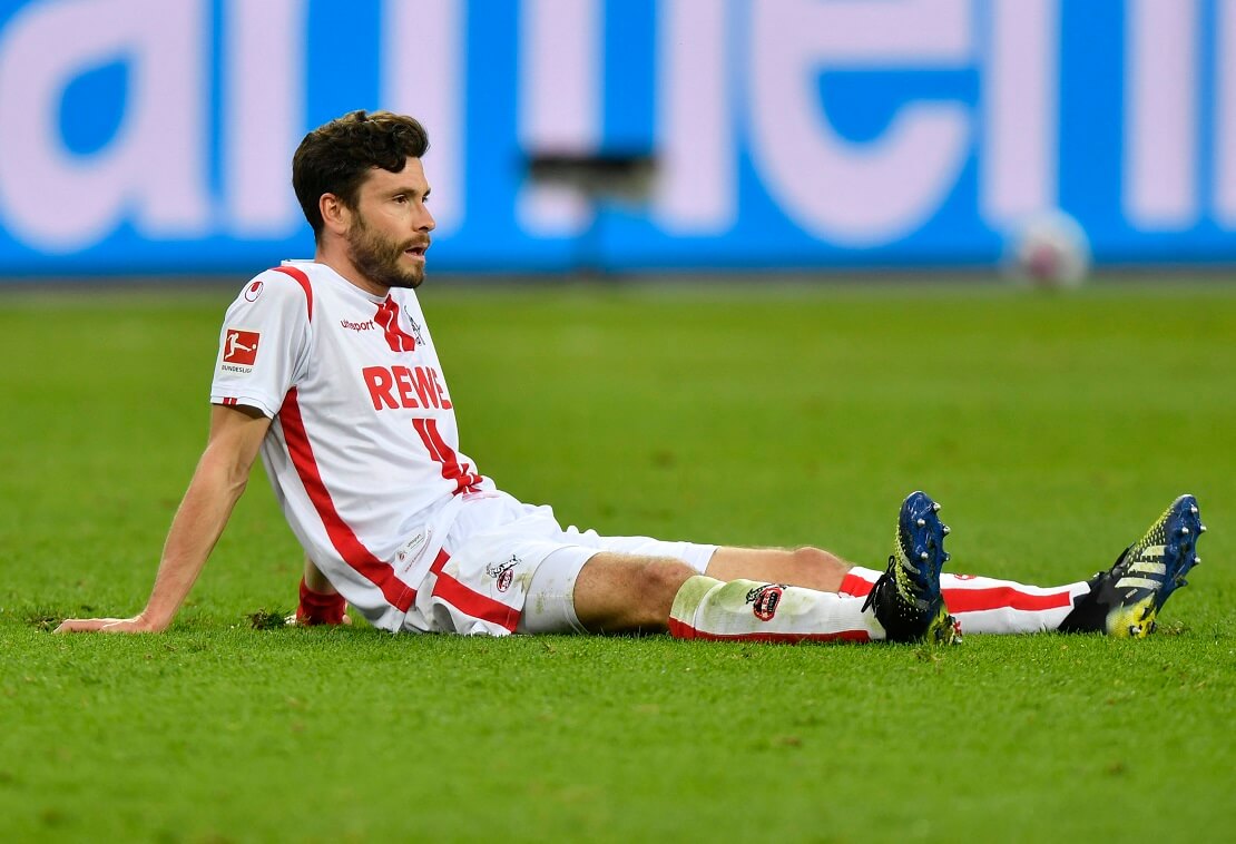 Jonas Hector sitzt ausgelaugt und nachdenklich auf dem Rasen