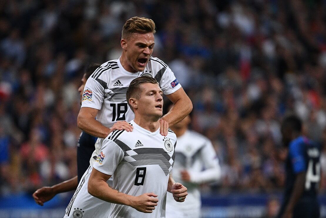 Joshua Kimmich springt Toni Kroos zum Torjubel von hinten auf die Schultern