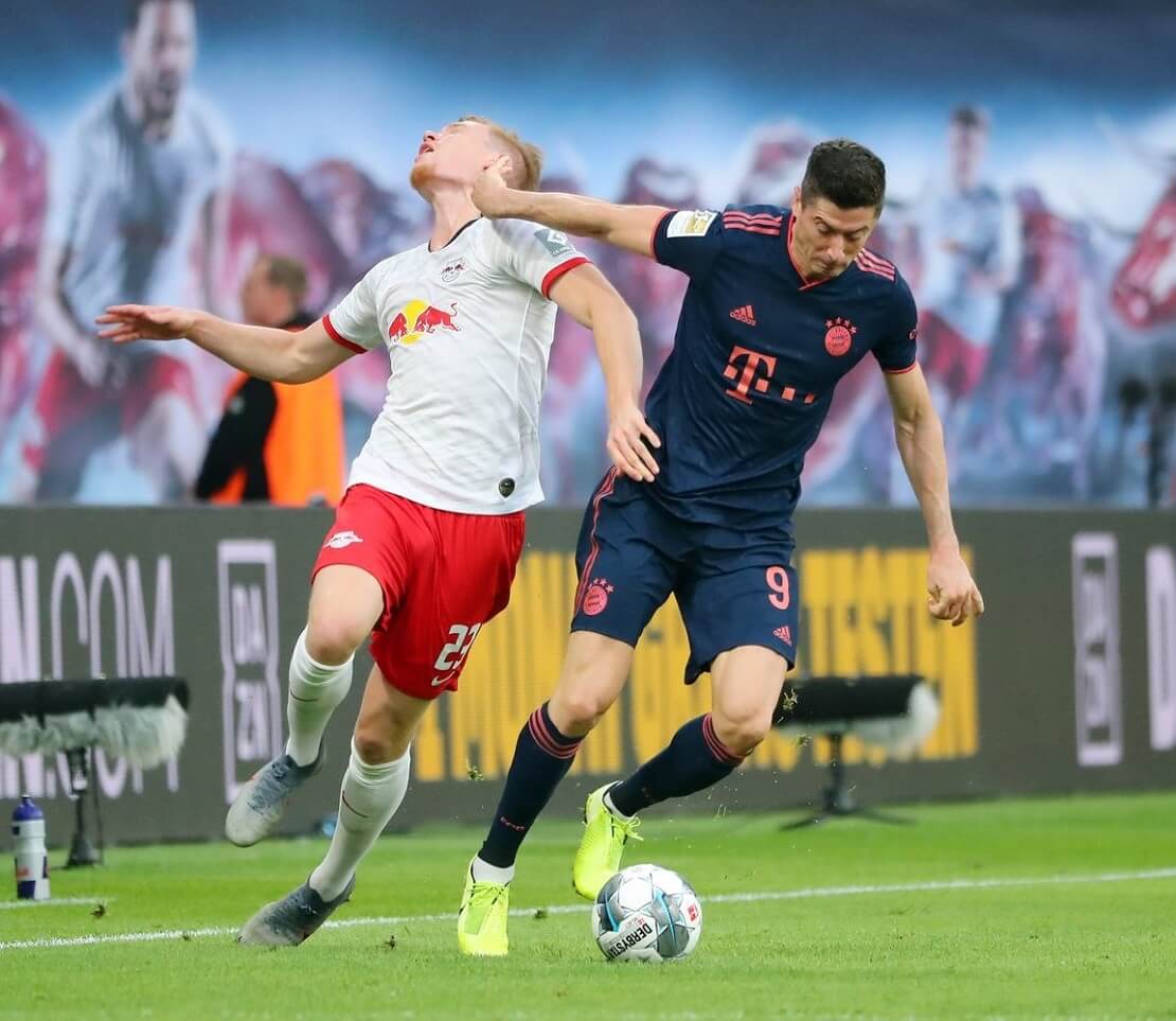Robert Lewandowski schüttelt einen Leipziger Gegenspieler ab