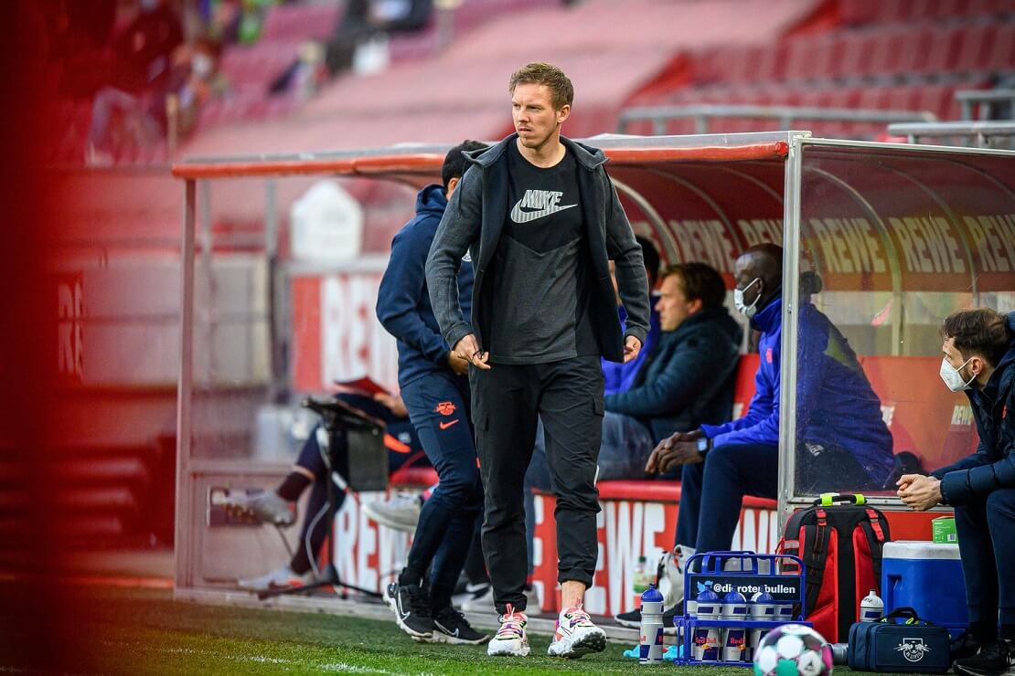 Julian Nagelsmann schreitet an der Seitenlinie entlang