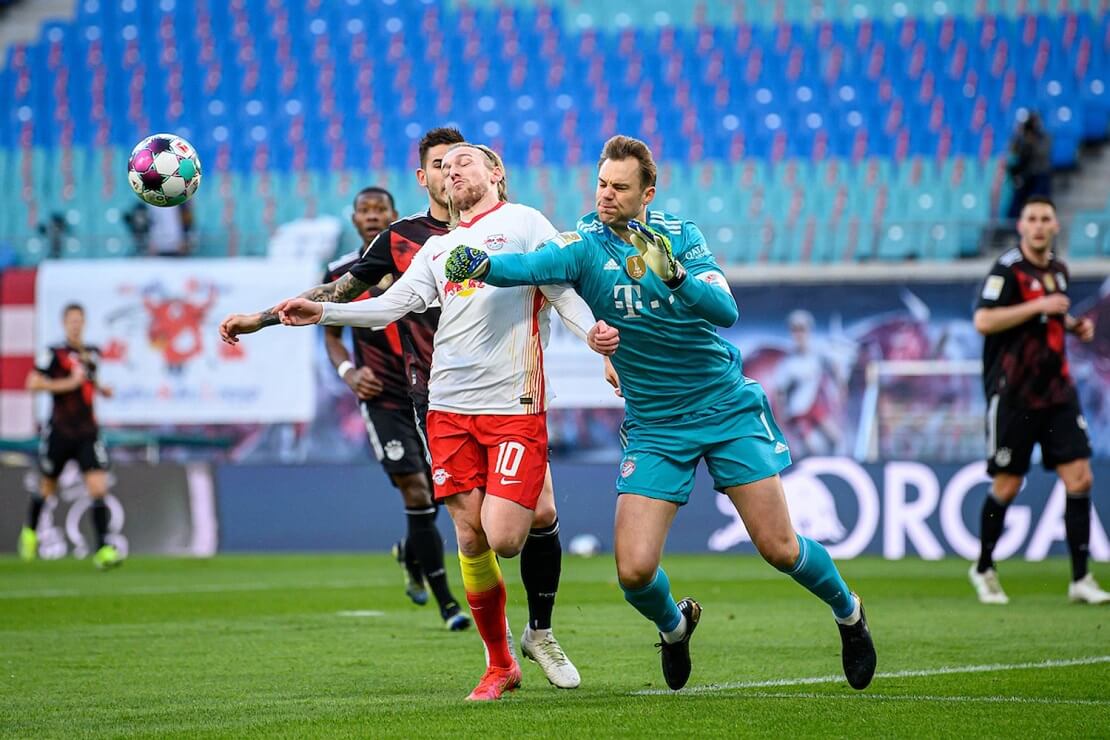 Manuel Neuer faustet den Ball vor Emil Forsberg weg