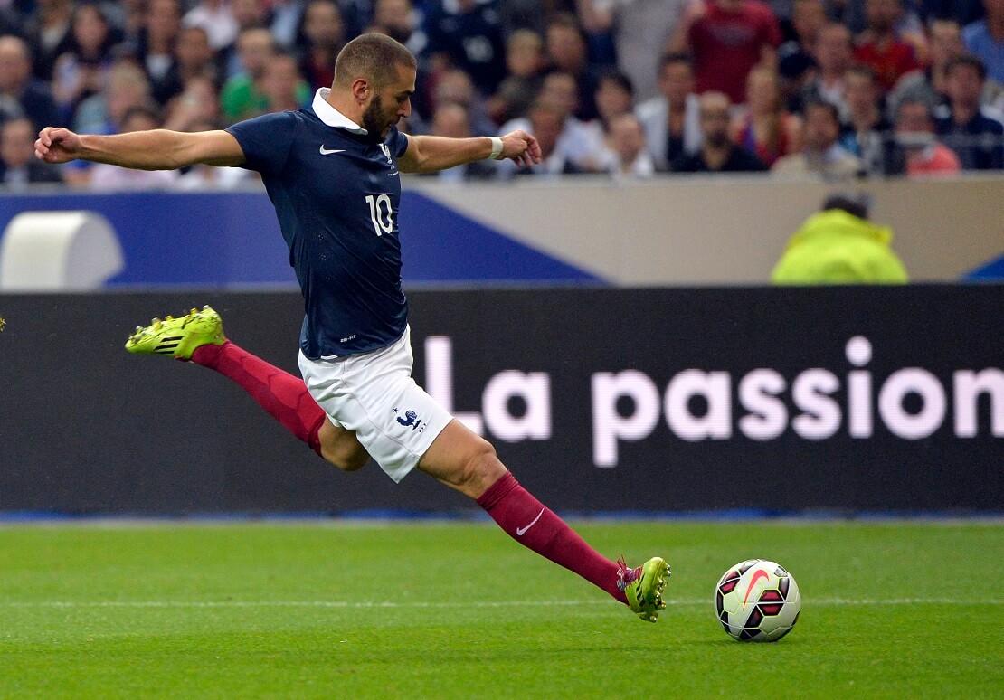 Karim Benzema im Trikot von Frankreich holt zum Schuss aus