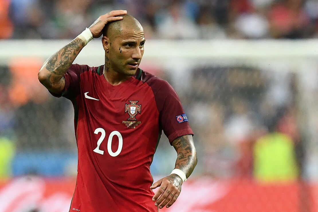 Ricardo Quaresma im Trikot von Portugal fasst sich an den kahlen Kopf