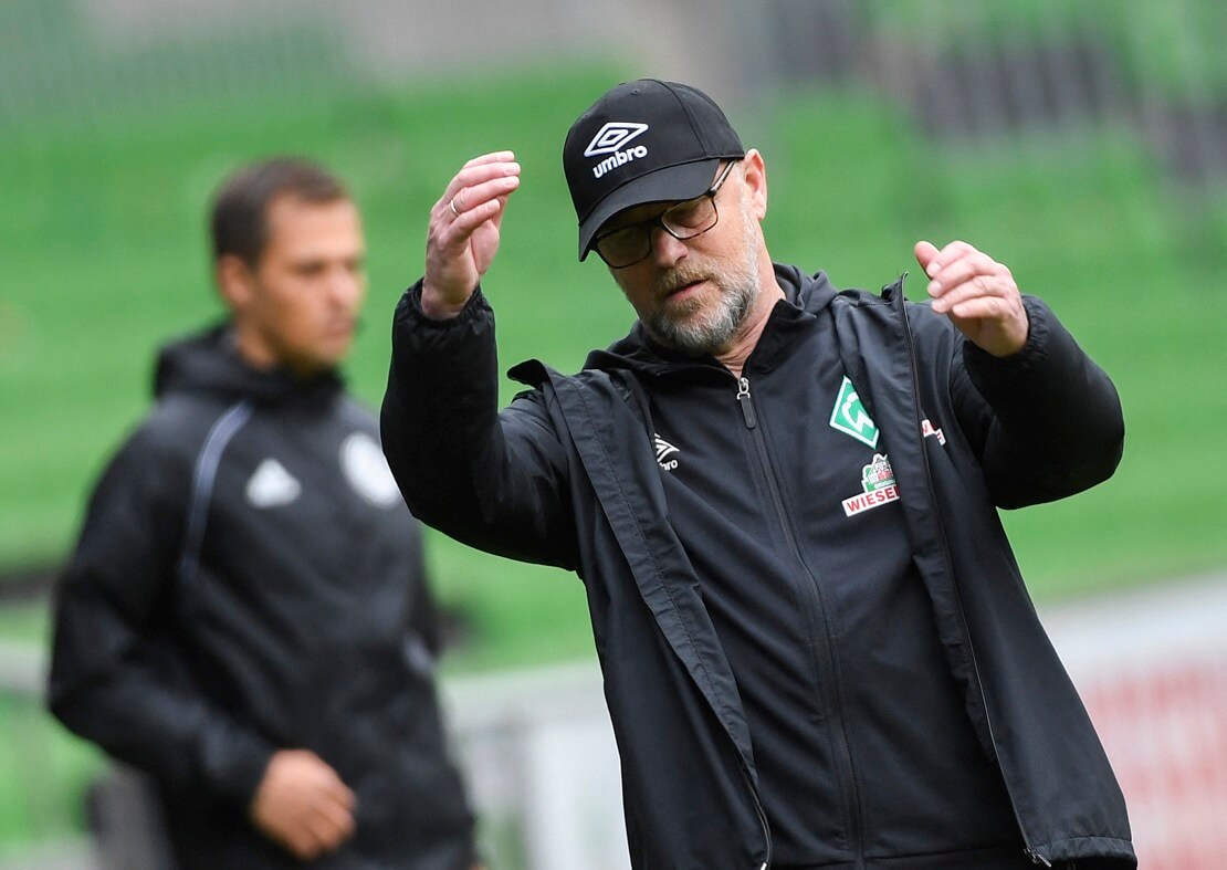 Werder Bremens Trainer Thomas Schaaf winkt ab