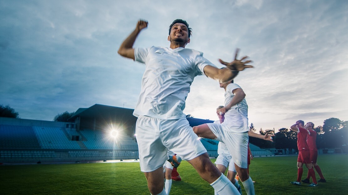 Fußballspieler bejubeln ein Tor