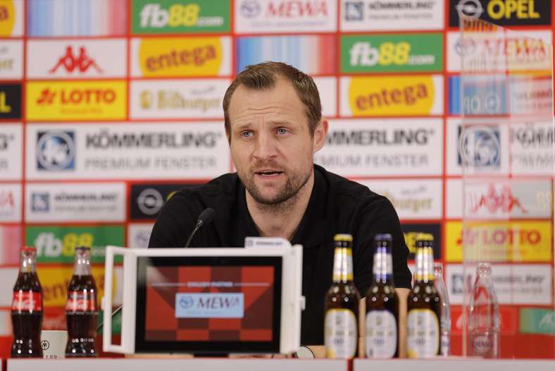 Bo Svensson bei der Pressekonferenz von Mainz 05