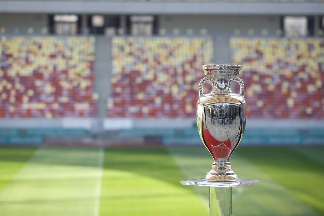 Der Pokal der Europameisterschaft in einem leeren Stadion