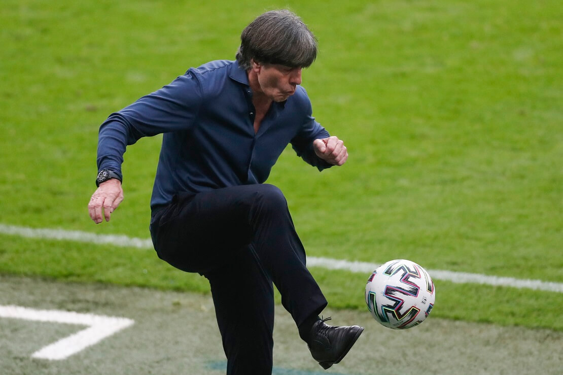 Joachim Löw spielt einen Ball mit dem Fuß