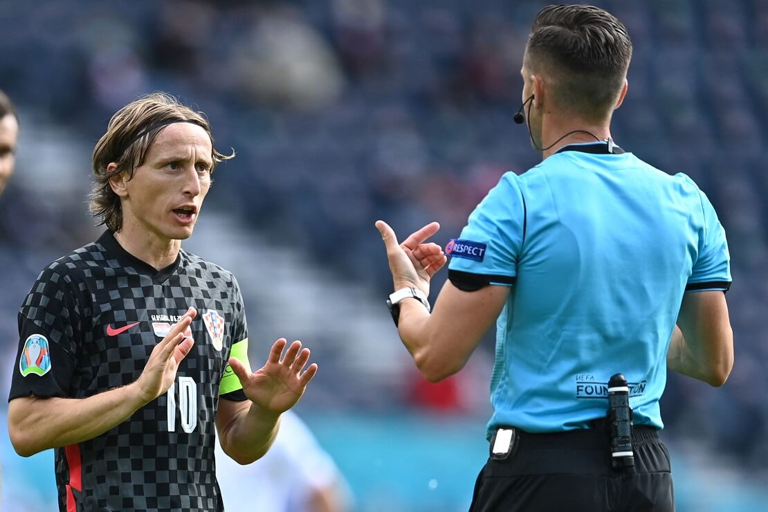 Luka Modric von Kroatien beschwichtigt den Schiedsrichter