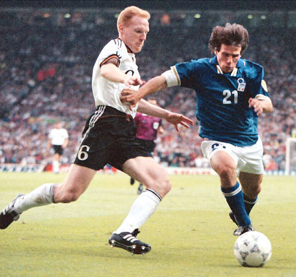 Deutschlands Matthias Sammer im Zweikampf mit Italiens Gianfranco Zola